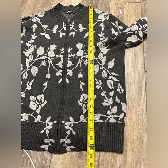 🛍️Leo & Ugo Gray with white floral zipper closure cardigan Size 3 (pit 20 inch) - Picture 5 of 9
